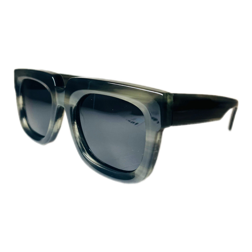The 4Amfukuoka 18:00 series sunglasses seamlessly blend fashionability and practicality, making them a standout accessory in party and social settings.