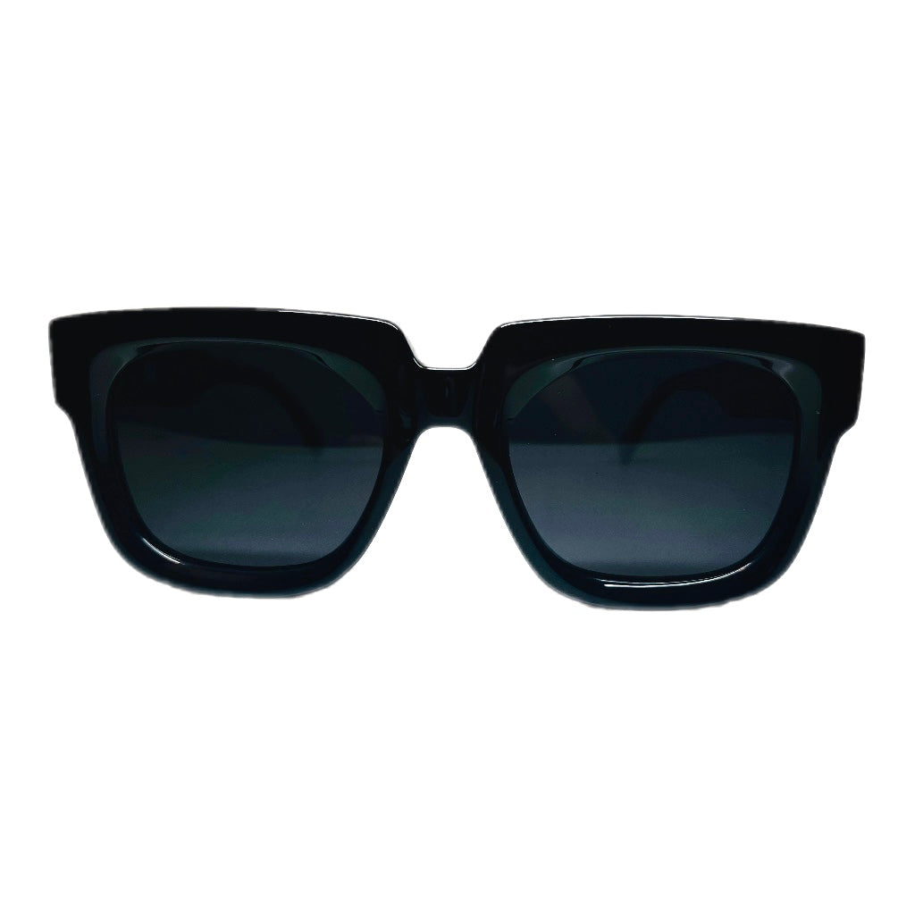 The 4AM FUKUOKA 12:00 series sunglasses feature a high-contrast bold black line design that showcases a unique androgynous style.