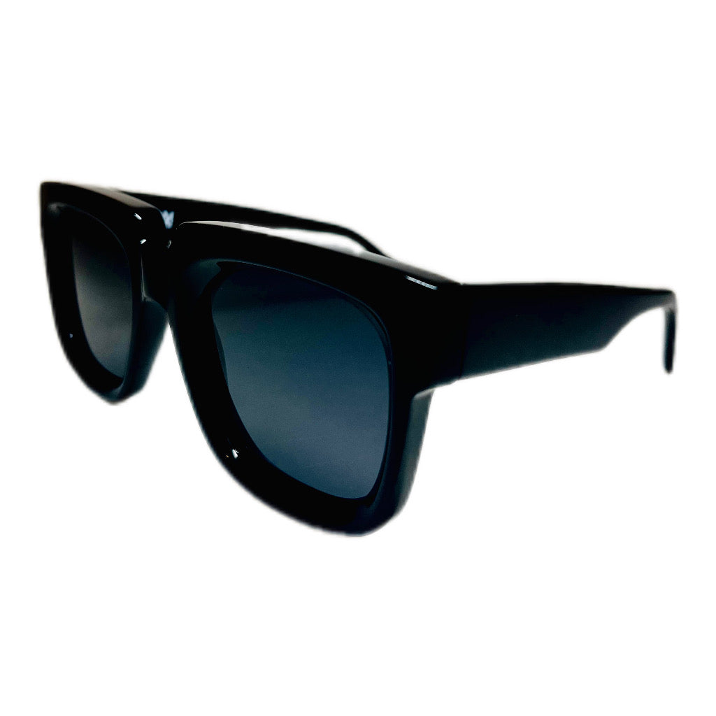 The 4AM FUKUOKA 12:00 series sunglasses feature a high-contrast bold black line design that showcases a unique androgynous style.